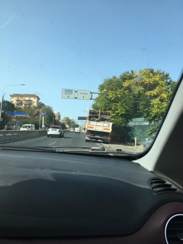 Camion perde materiale ferroso su Viale de Filippis, paura tra gli automobilisti