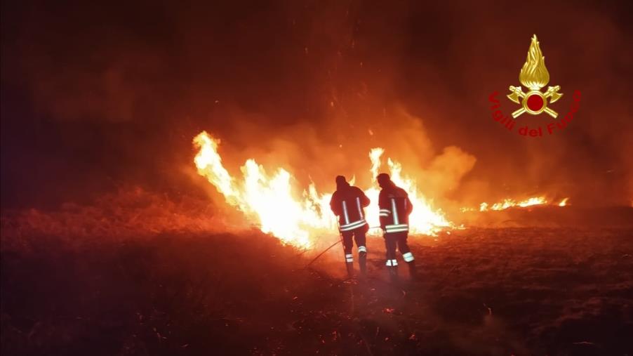 Due giorni di incendi nel Catanzarese, vigili del fuoco impegnati a salvare la macchia mediterranea 