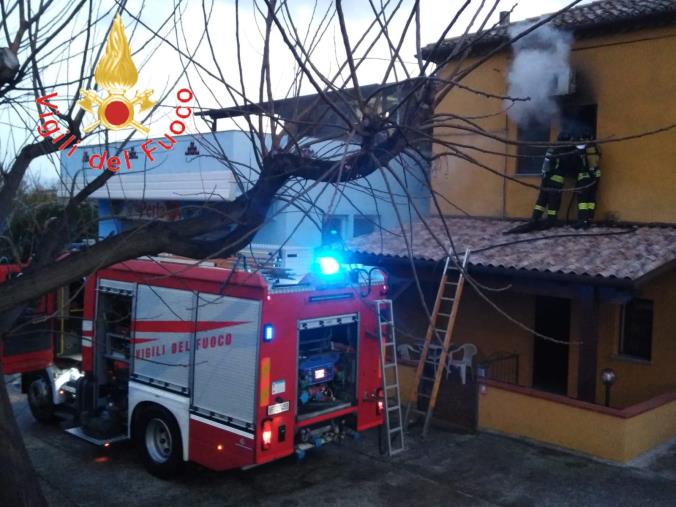 images Prende fuoco la stufa nella stanza dei bambini in una mansarda a Soverato: salvati dai vigili del fuoco