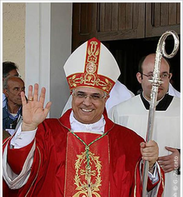 images La benedizione dell'Arcivescovo di Catanzaro Squillace Bertolone ai fedeli: "Di cuore, coraggio!"