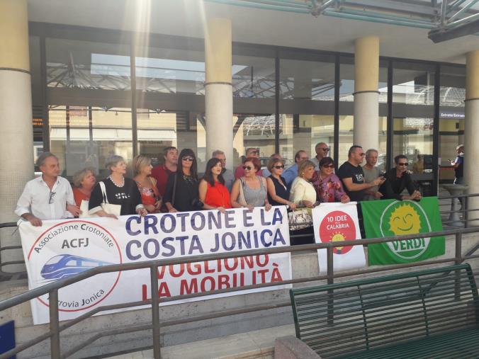 images I pendolari della Ionica alla stazione di Lido: "Chiediamo l'essenziale. Dove vanno i fondi pubblici?" (VIDEO)