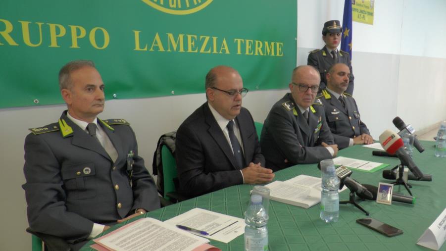 images Lamezia Terme, ordigni e materiale esplodente sequestrati a 48 enne accusato di usura