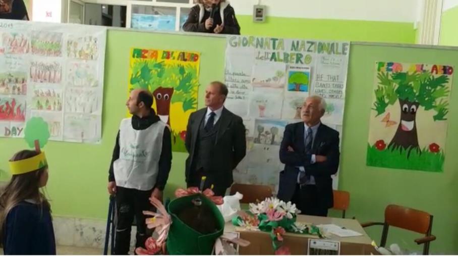 images Festa dell'Albero con Vitambiente. Alla scuola D'Errico rilevata la pericolosità della strada a ridosso dell'Istituto