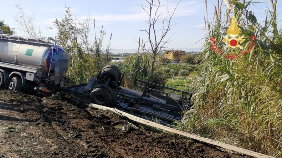 images Lamezia Terme, un autotreno si ribalta sulla strada statale 18: illeso il conducente 