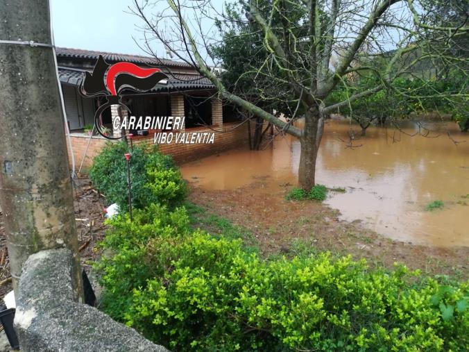 A Pizzo straripa un fiume e allaga l'abitazione di due anziani: salvati dai Carabinieri