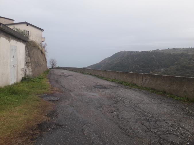 images Squillace, la strada di nessuno: sia Comune che Provincia ne disconoscono la competenza