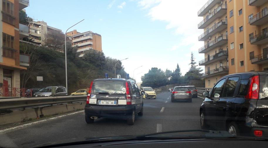 Autista perde il controllo e impatta sul guardrail, traffico rallentato su viale De Filippis in direzione centro