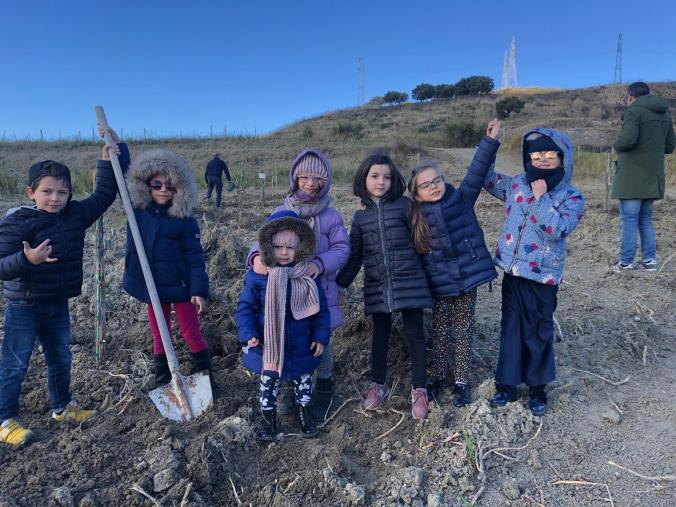 images Piantano gli alberi e gli danno il loro nome. Giovani protagonisti dell'iniziativa di Vitambiente a Simeri Crichi