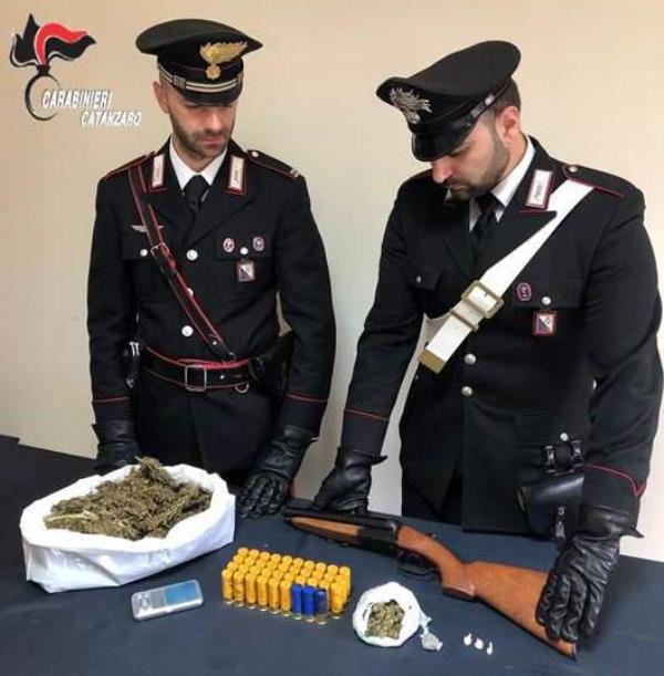 images Un fucile e circa 400 grammi di marijuana in un auto a Girifalco: scovato e arrestato il possessore 