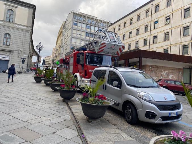 Una lamiera di plexiglass pericolante su palazzo Prefettura, intervento dei Vigili del Fuoco