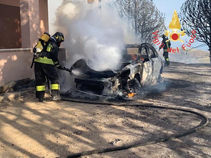 images Incendio a Sersale: in fiamme tre auto