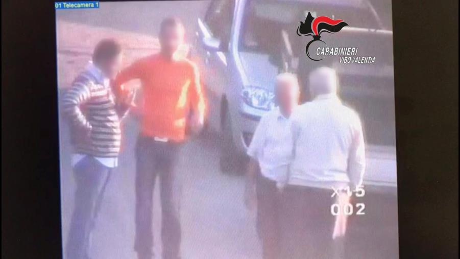 Vibo Valentia, custodivano l'arsenale per uccidere il rivale di 'ndrangheta: 4 arresti (NOMI E VIDEO)