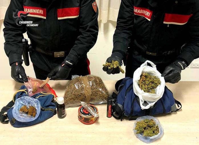 images Due coniugi di Lamezia Terme lanciano la droga dalla finestra, ma i carabinieri li beccano e finiscono ai domiciliari