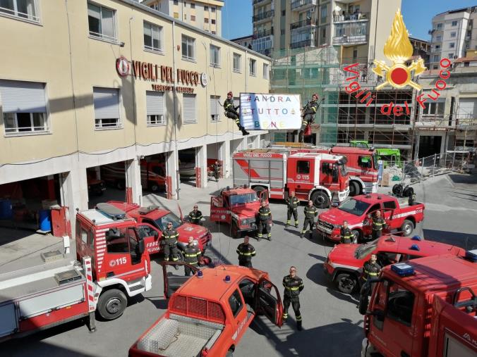 Gli auguri dei Vigili del fuoco di Catanzaro per la Festa del papà e il messaggio: "Andrà tutto bene" (VIDEO e FOTO)