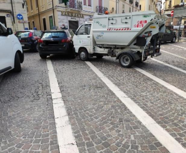 images Scontro fra un mezzo della Sieco e un'auto nei pressi del Politeama di Catanzaro