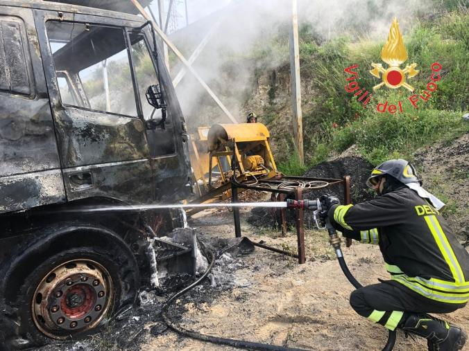 images In fiamme i mezzi di una ditta a San Sostene: non si esclude l'incendio doloso