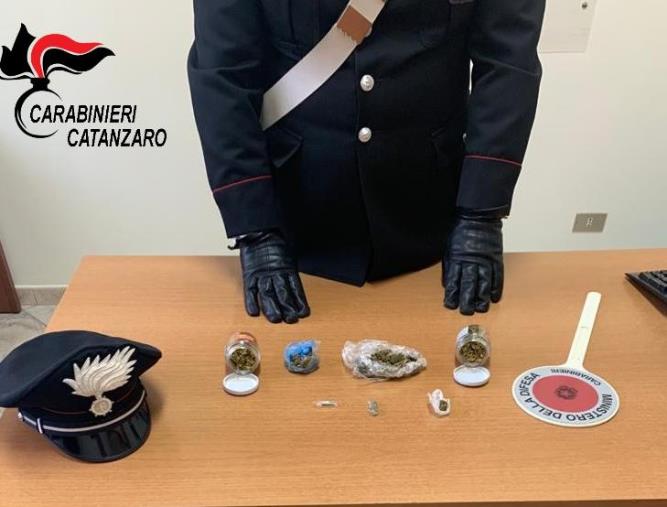 images Trovato con 25 grammi di marijuana: arrestato un 22enne a Vallefiorita 