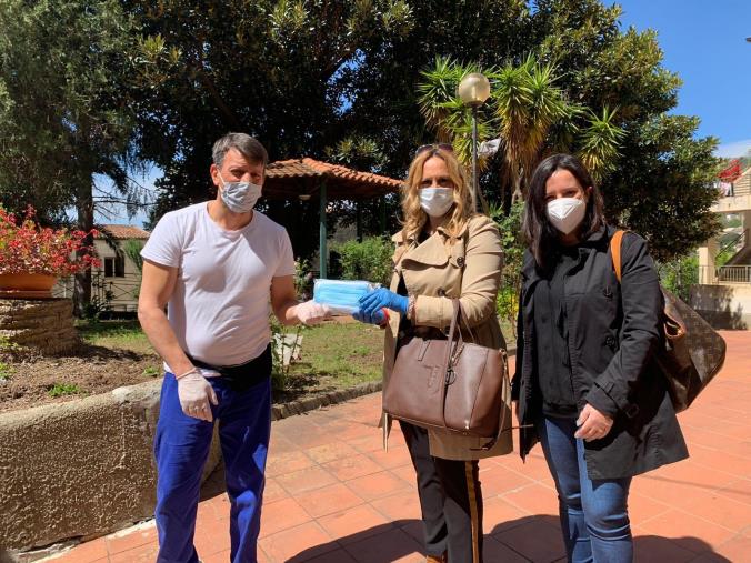 Il Circolo Vitambiente di Lamezia Terme consegna mascherine ad una RSA locale