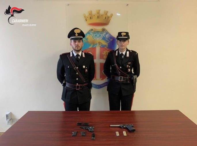 images Armi e Vespe d'epoca. Le passioni di un fioraio di Roccella Jonica arrestato dai carabinieri 