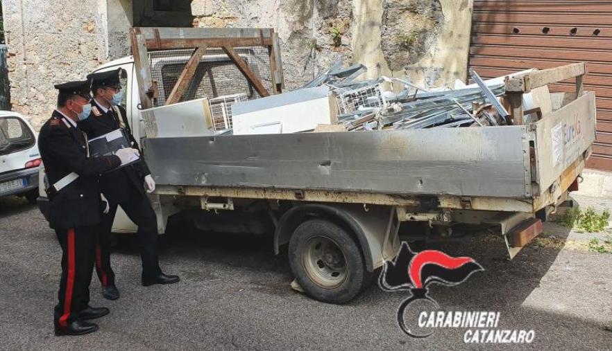 images I carabinieri di Borgia controllano un camion con rifiuti pericolosi e senza autorizzazione per la gestione: denunciato un 34enne e sequestrato il mezzo 