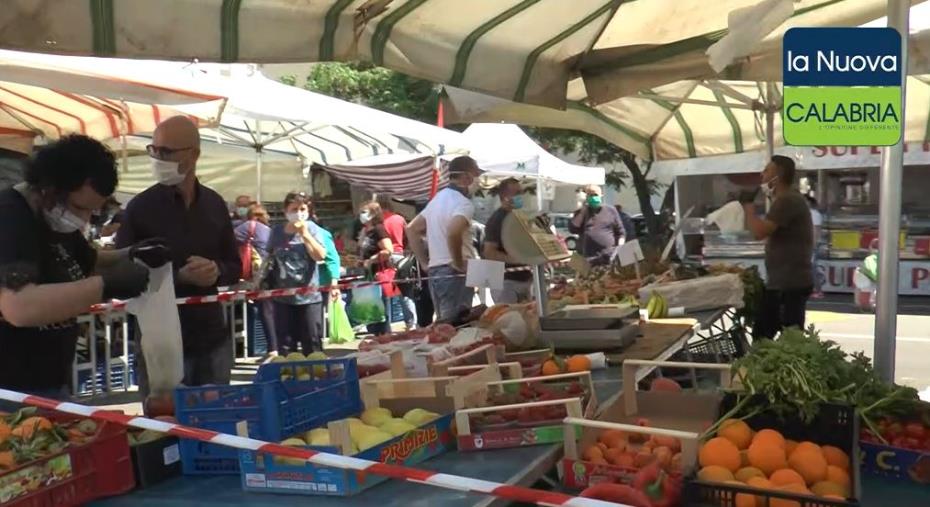 images Soverato, riparte il mercato settimanale. La voce di cittadini e venditori (REPORTAGE VIDEO)