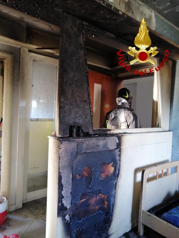 images Esplode un congelatore a Catanzaro: danneggiata la cucina di un'abitazione