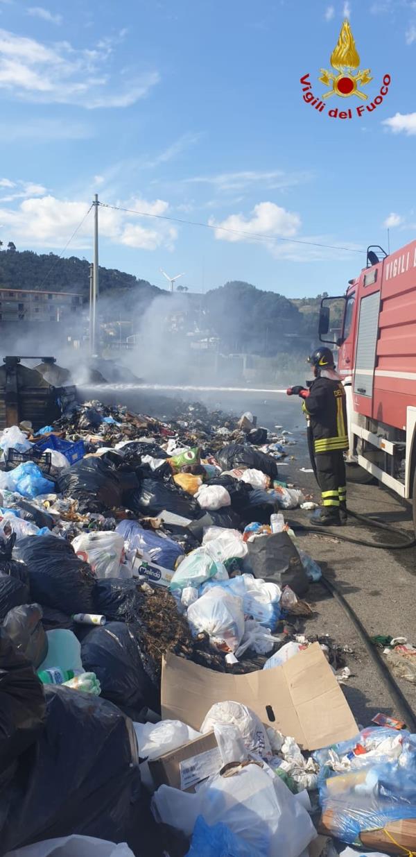 images Roghi fra i rifiuti per strada a Crotone: disagi a causa delle esalazioni