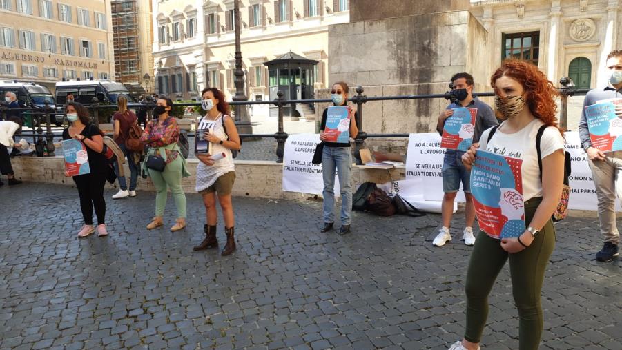 Abilitazione post-laurea. La protesta a Montecitorio di psicologici, farmacisti e biologi  