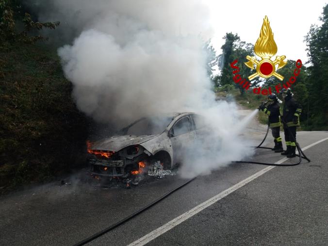 images Un'auto prende fiamme sulla strada provinciale 73 a Lamezia Terme: illesa la conducente 