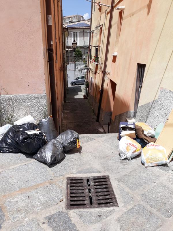 images Rifiuti abbandonati ed incuria fra via Scalfaro e via Cefaly nel centro storico di Catanzaro (FOTONOTIZIA)