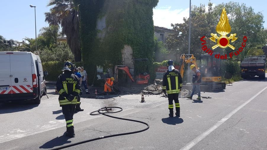 images Stavano riparando la rete fognaria ma danneggiano i tubi del gas: fuoriuscita ad alta pressione a Gizzeria Lido