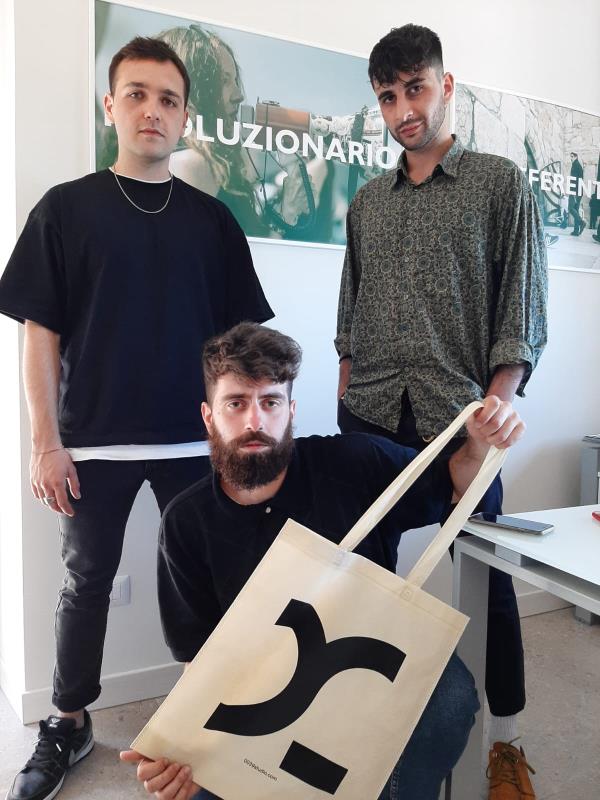Con Lorenzo, Luca e Vincenzo di 0039 Studio per festeggiare il disco d'oro "C'est la vie" (LIVE)