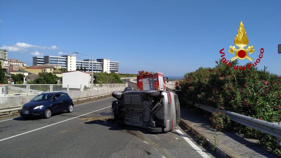 images Si ribalta un'auto: disagi alla viabilità sulla tangenziale ovest a Catanzaro