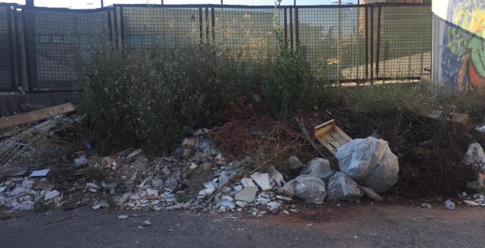 images Discarica a cielo aperto nel quartiere Pontepiccolo. I residenti sul piede di guerra (FOTO)