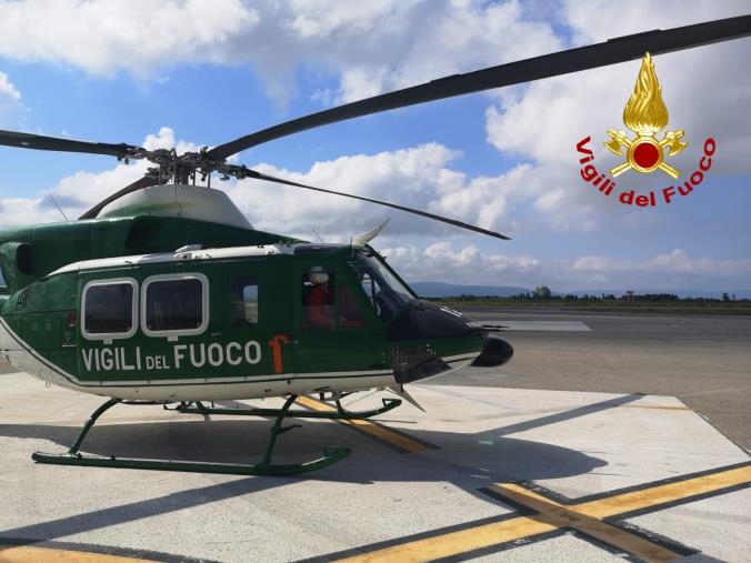 images I vigili del fuoco di Lamezia si rinforzano: arriva l'elicottero “Drago VF123"