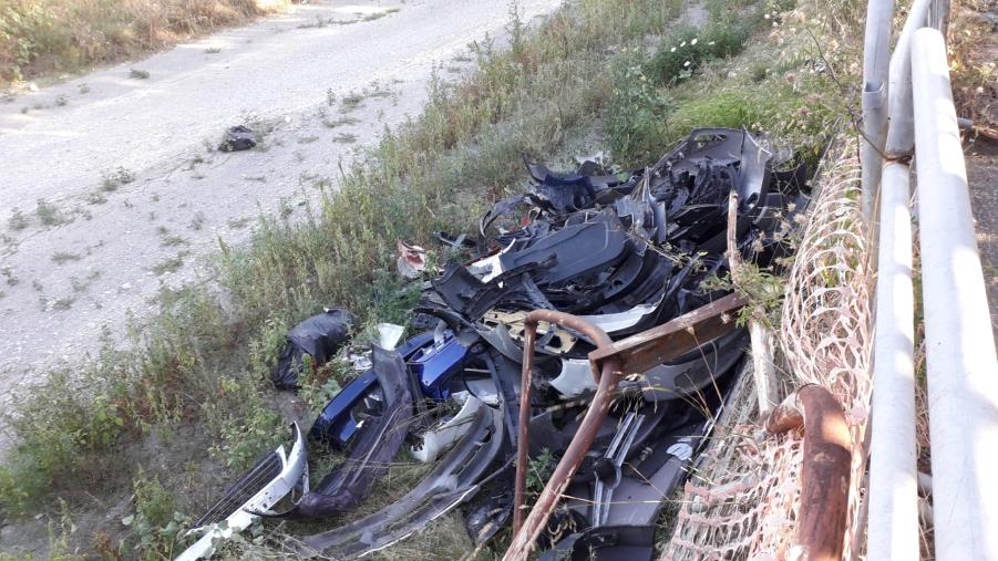 images Incivili in azione: scarti di automobili finiscono nel letto del fiume Corace (FOTO)