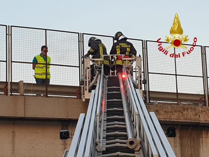 Cavalcavia pericolante a Lamezia Terme: intervengono i vigili del Fuoco (VIDEO)