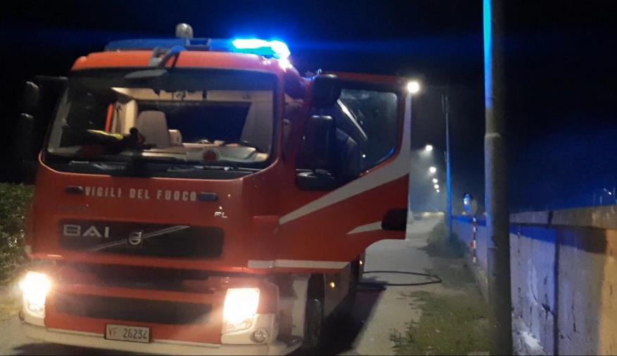 Roghi di rifiuti nella fiumarella nei pressi di Viale Isonzo (FOTO e VIDEO)