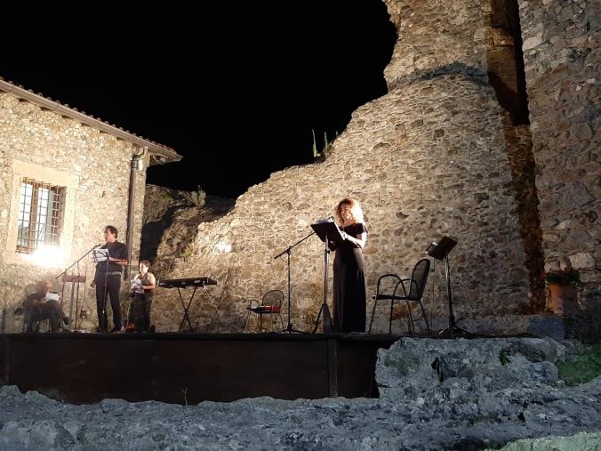 images Le anime di Ruggero e Giuditta raccontano Squillace dalle mura del castello, nello spettacolo di Ulderico Nisticò (FOTO e VIDEO)