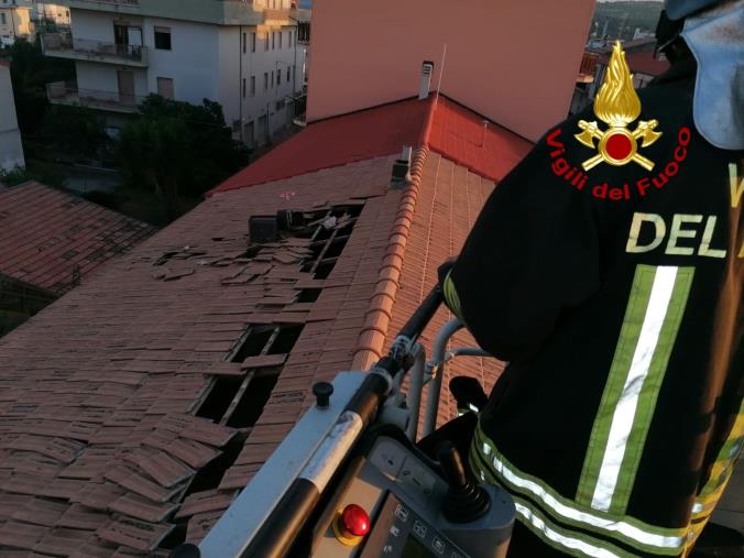 Tromba d'aria a Rocca Imperiale. Proseguono gli interventi dei Vigili del Fuoco 