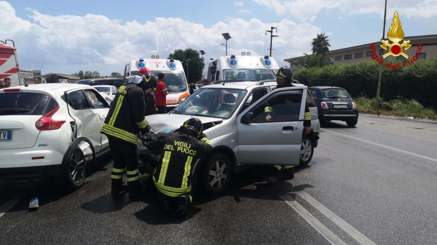 images Incidente stradale sulla SS106 all'altezza di Passo Vecchio di Crotone: tre le persone coinvolte