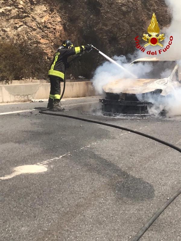 images Disavventura per una famiglia di turisti: auto in fiamme mentre si recava a Valli Cupe (VIDEO)