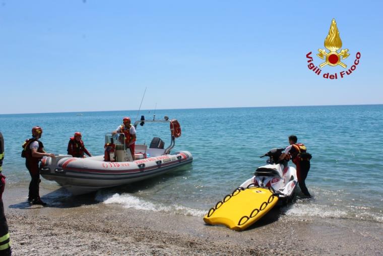 images Una coppia finisce a largo su una tavola da surf a Simeri Mare: salvati dai vigili del fuoco 