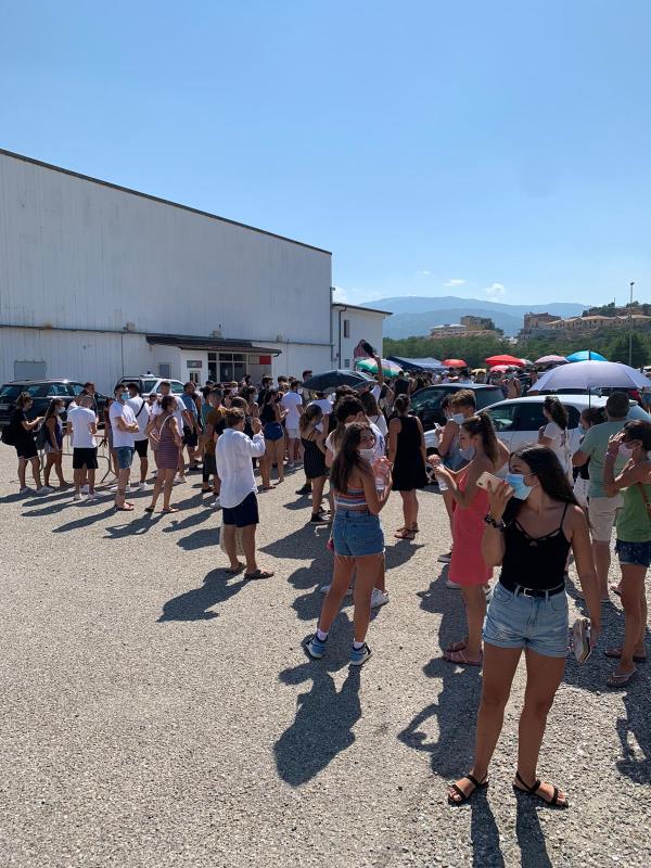 images Centinaia di giovani in fila per il tampone a Soverato (FOTO)