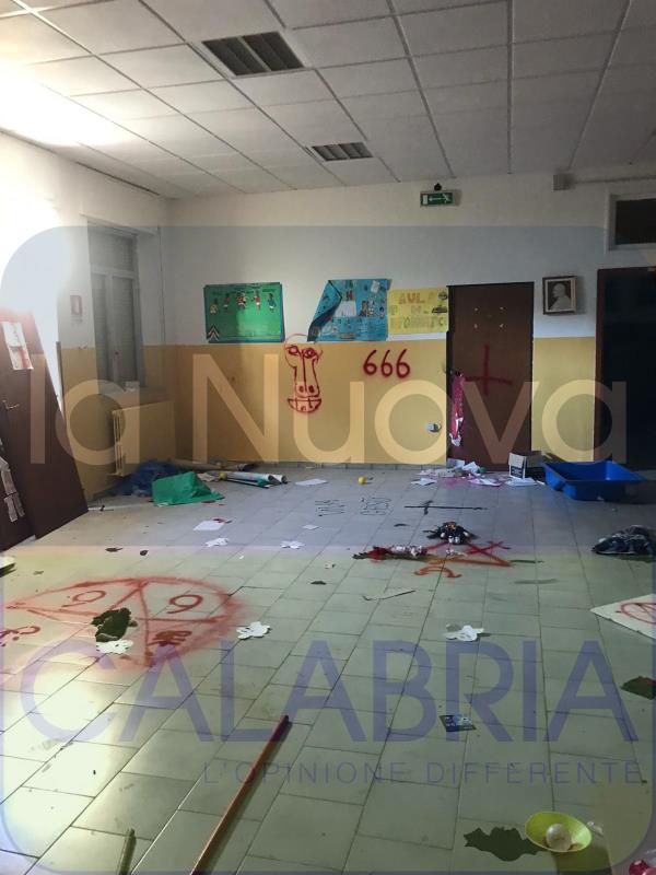 images Torna l’ombra del satanismo a Catanzaro: tracce di riti all'interno di una scuola abbandonata 