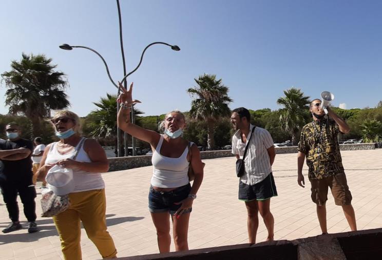 images Gruppetto di contestatori per Salvini a Giovino. Fischi, urla e megafono (VIDEO)