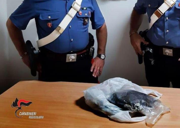 images Scambio di mezzo chilo di marijuana: arrestati due 31enni colti in flagrante a Gioia Tauro