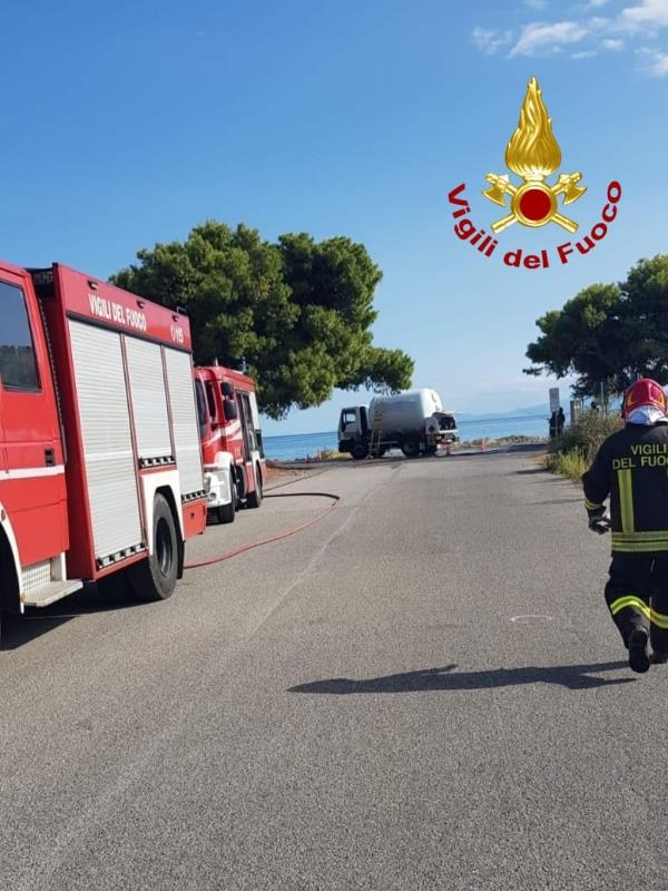 images Incidente di un'autocisterna con Gpl a Trebisacce: sul posto i vigili del fuoco 