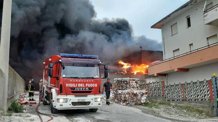 Rogo di rifiuti a Squillace. I rilevamenti Arpacal: "Il mare il più colpito dagli inquinanti"