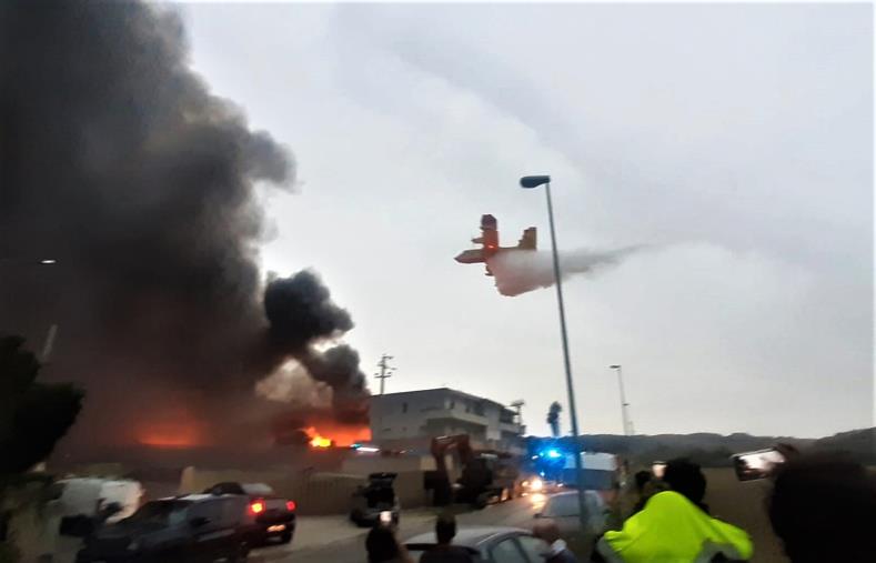 images Le fiamme che non si fermavano e il rischio ambientale: il pomeriggio di tensione a Squillace (FOTO e VIDEO)